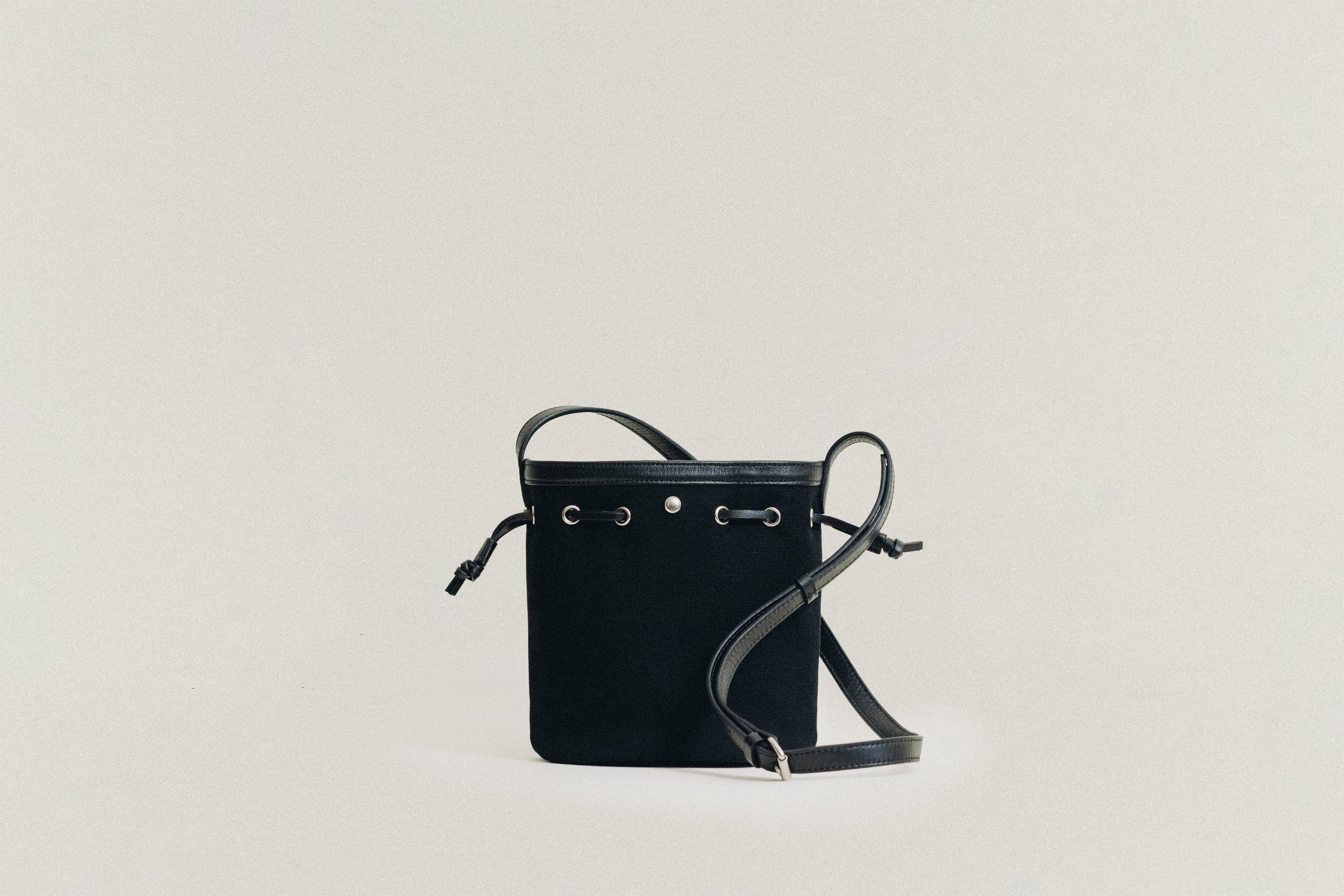 SAC COQUILLE BUCKET MINI BLACK – TOUT Y EST EN