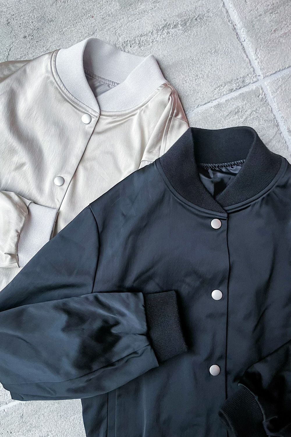 Dot button satin blouson – shéller / シェリエ