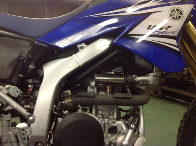 WR250R | 忠さんが陣頭指揮をとってマフラーを開発していく実際の