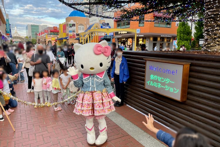 多摩センターのクリスマスツリーが点灯開始！ハローキティがサプライズ
