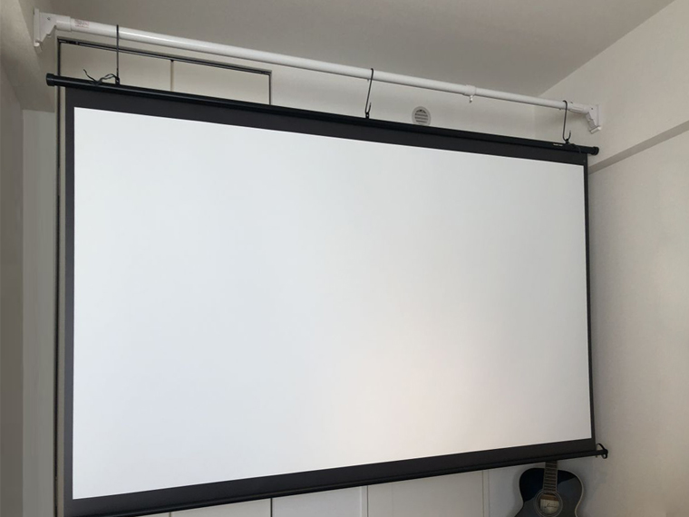 大画面で映像を楽しめ、とても満足 | プロジェクタースクリーン専門店