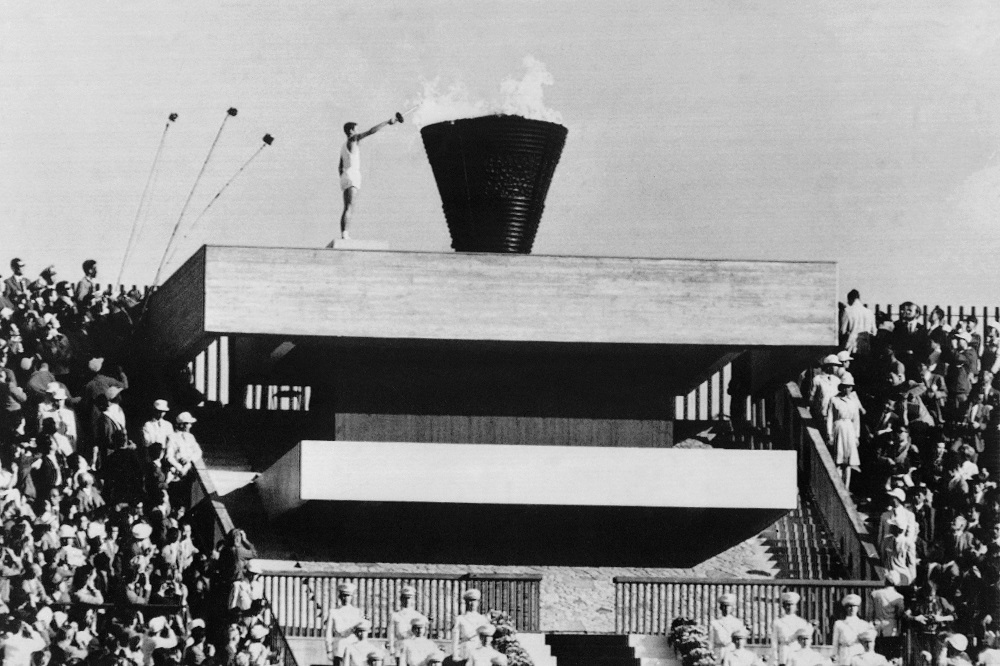 世界的に認められた広島のランナーが、1964年東京オリンピックの聖火台