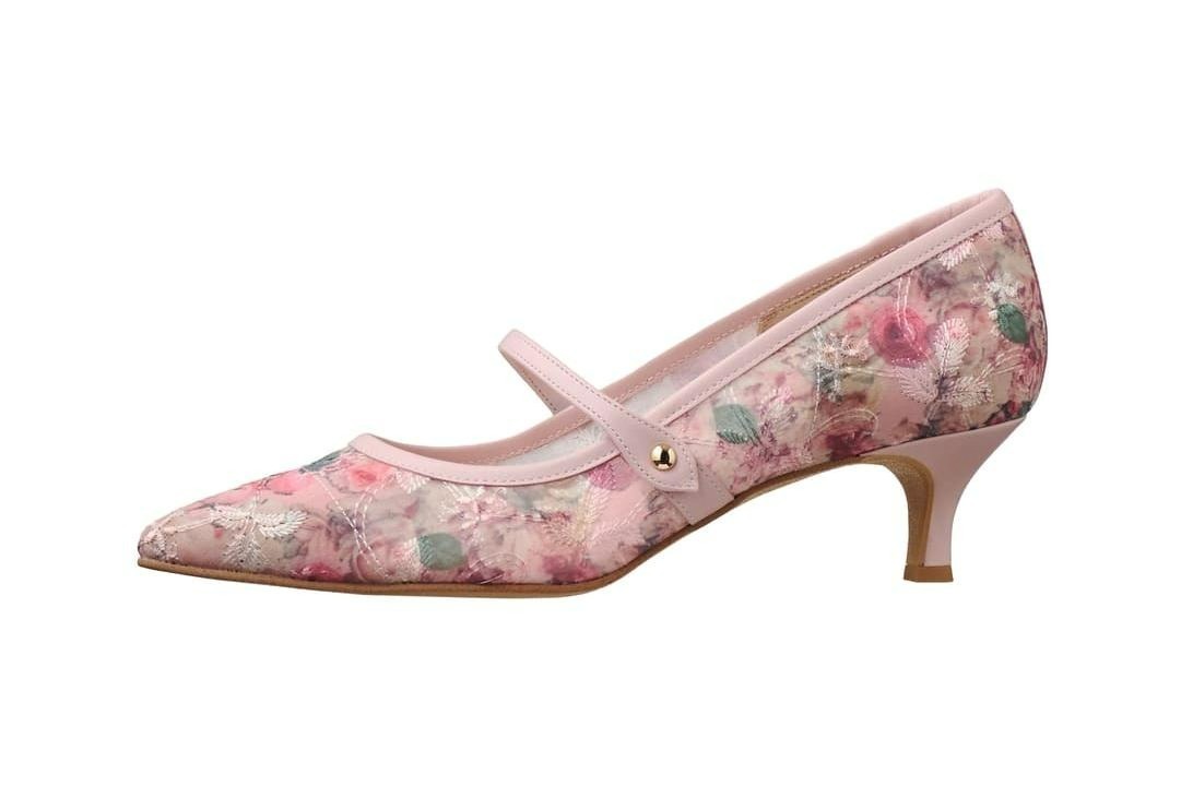 ダイアナ「花束」着想の“パステル花柄”パンプス＆チュールリボンの
