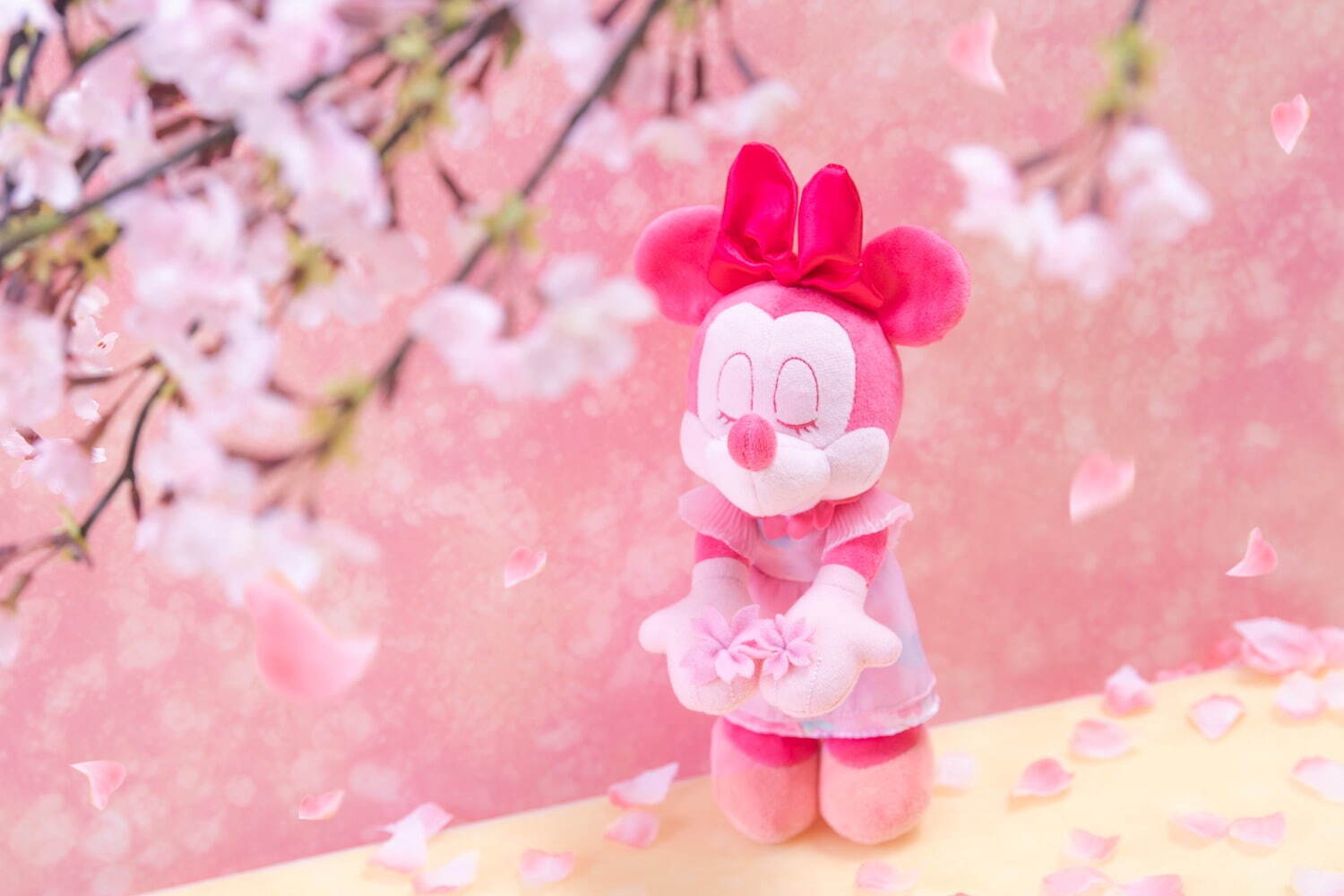 東京ディズニーリゾート“ミニーマウス”限定グッズ、桜モチーフの