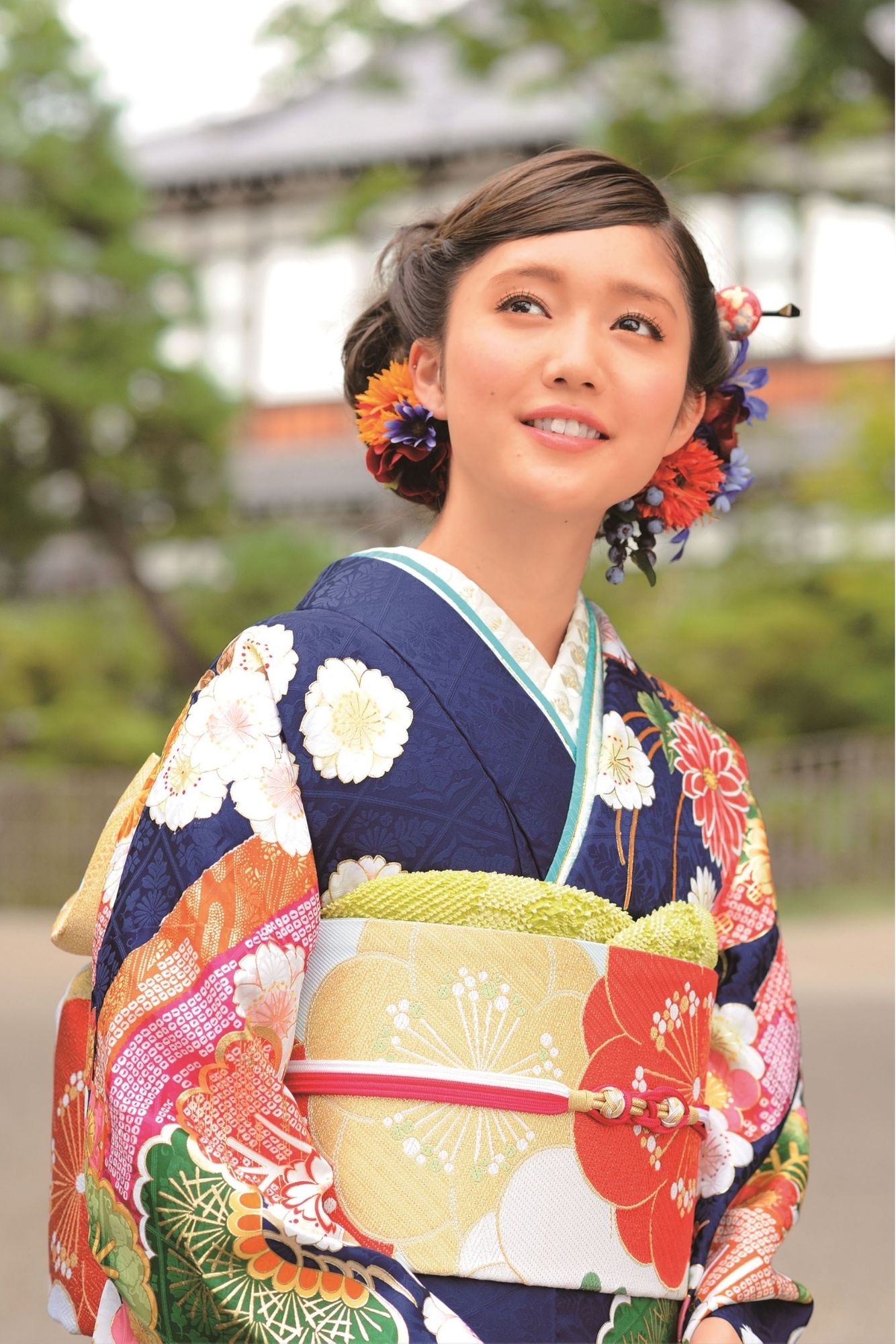 紺地にオレンジやピンクの牡丹と菊が咲き誇る大柄振袖｜伝統美と華やぎ