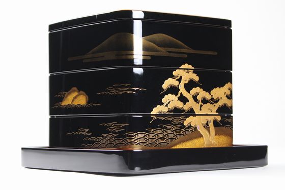 三段重箱（6.5寸）州浜蒔絵 1,100,000円（税込） | 輪島塗の塗師屋