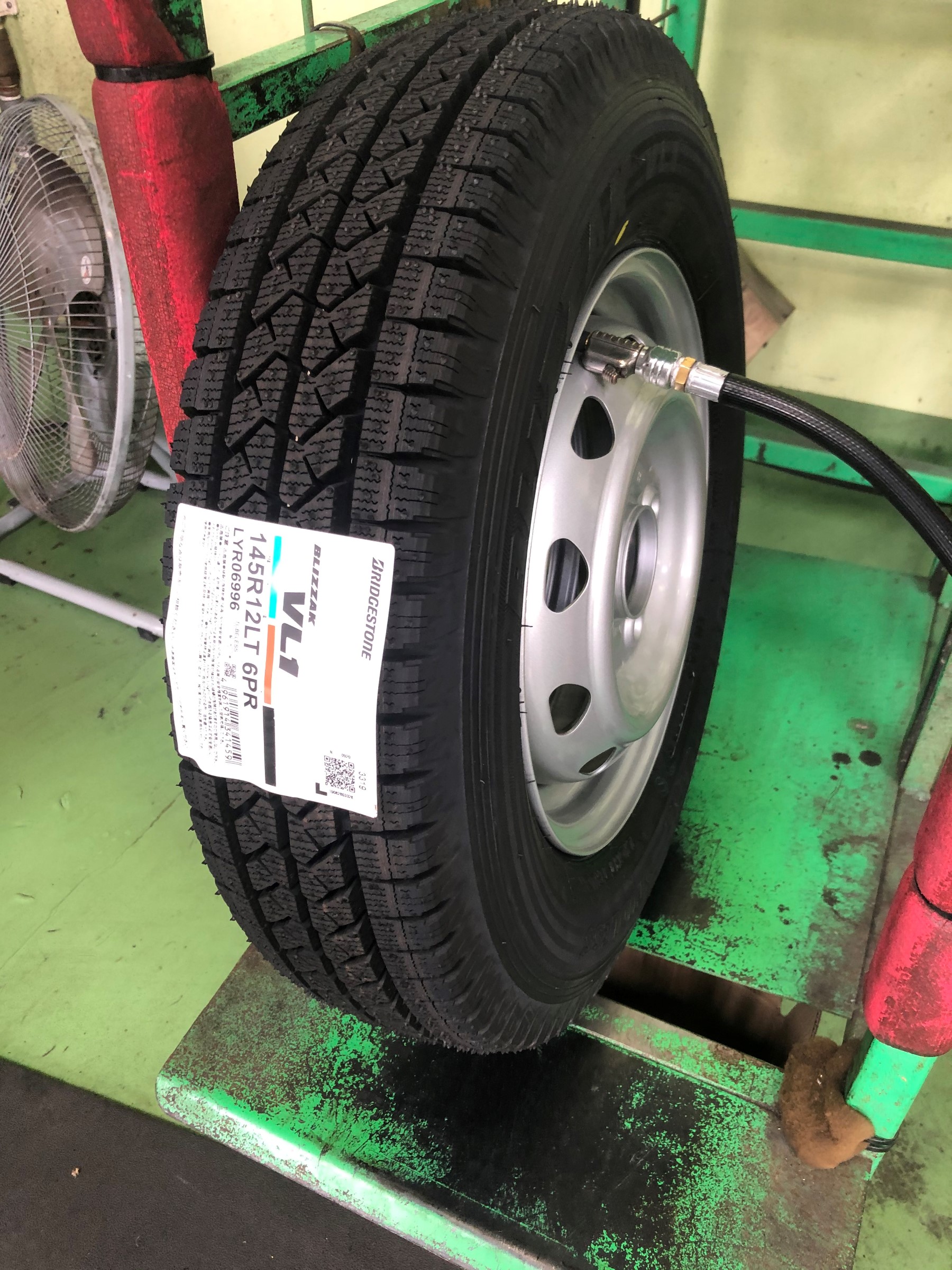 働く車 バン、軽トラック専用スタッドレスタイヤ ブリザック VL1