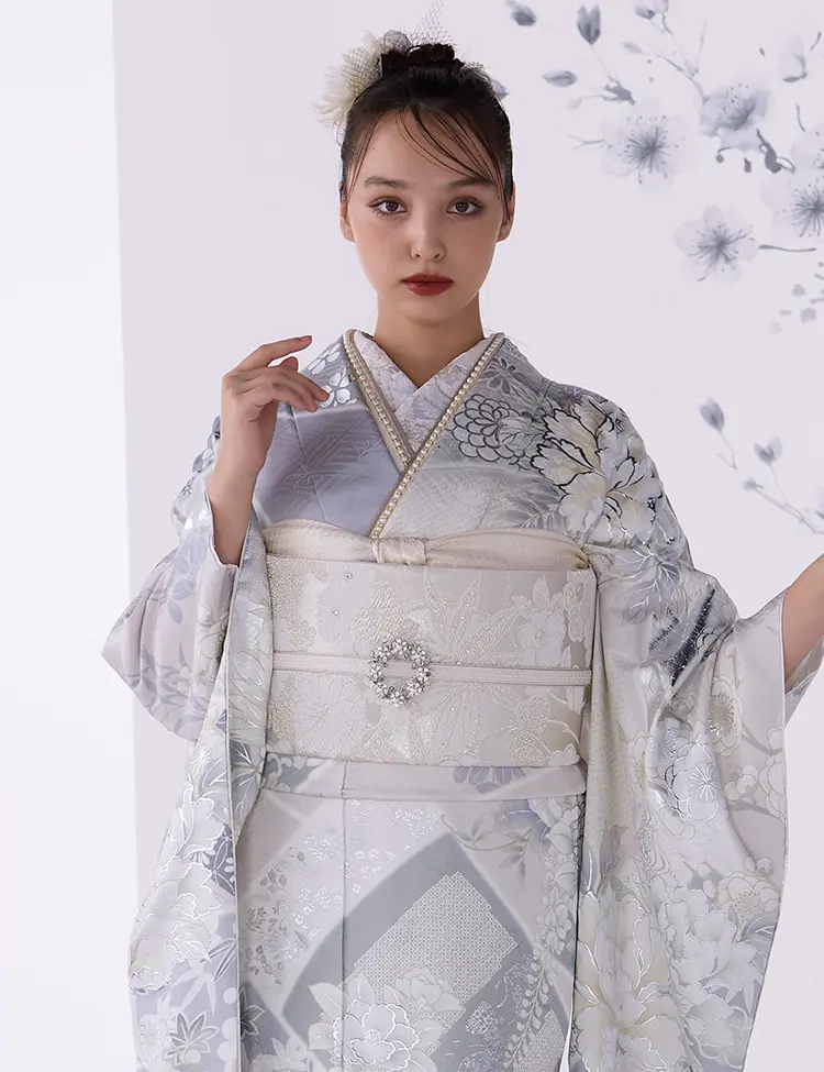 グレーの振袖｜成⼈式の振袖レンタルならTAKAZEN、世界⼀かわいい