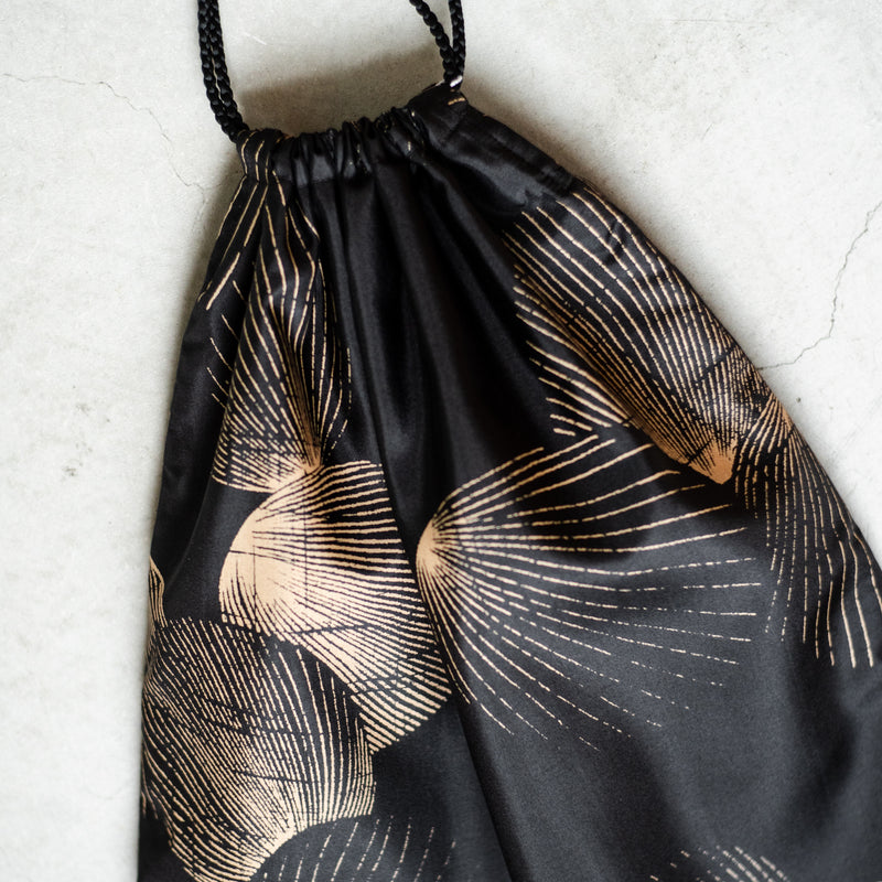 SILK SHELL POUCH L – ABOUT
