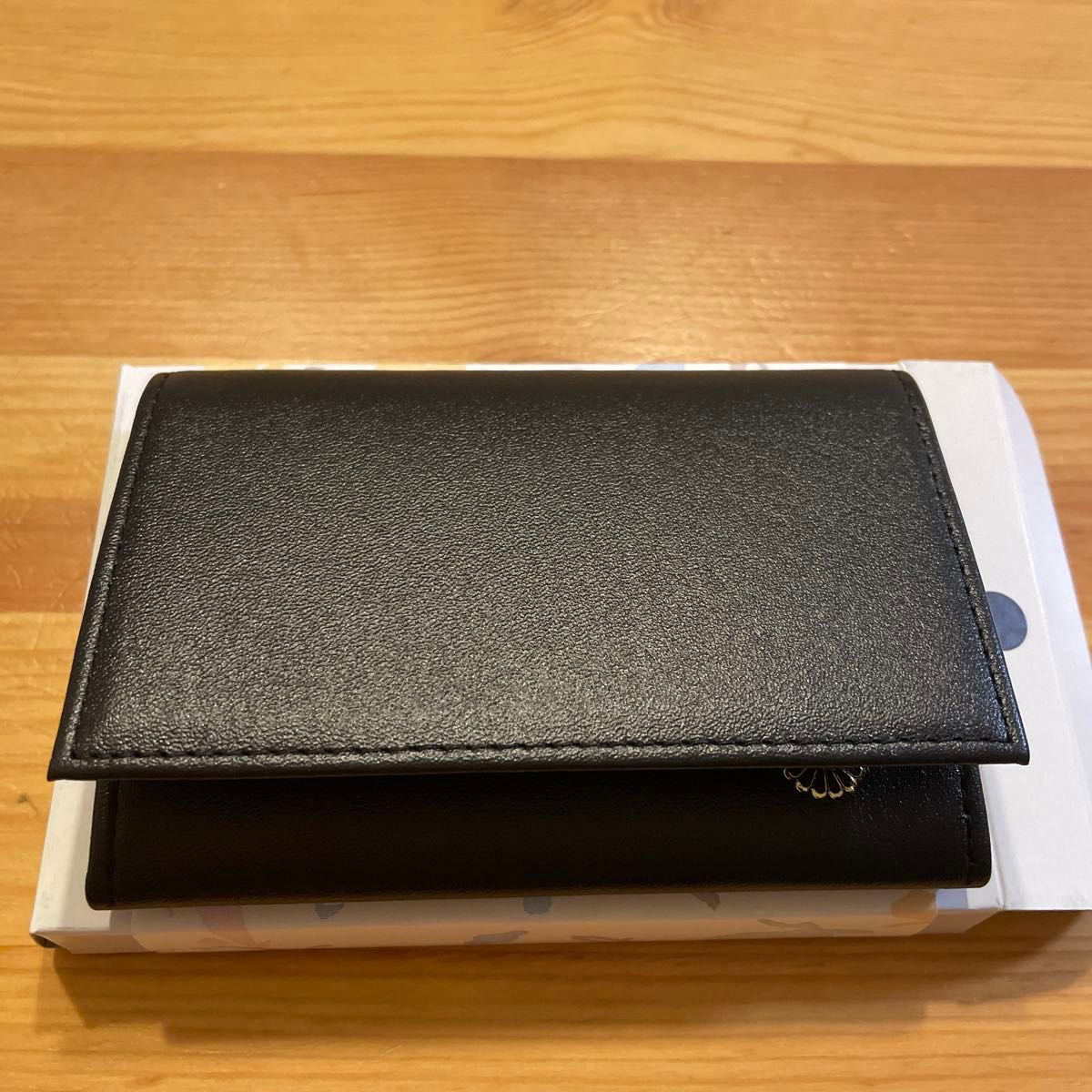 皇居限定品】菊の御紋入り 名刺入れ 黒 ブラック 皇居財布 箱入り