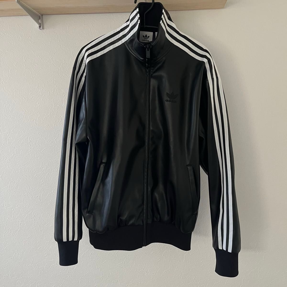 adidasフェイクレザー ファイヤーバード トラックジャケット ブラック