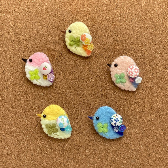 桃珊瑚 幸せのピンクの鳥 ピンブローチ 四葉のクローバー 小鳥 ブローチ 絹糸を使った 