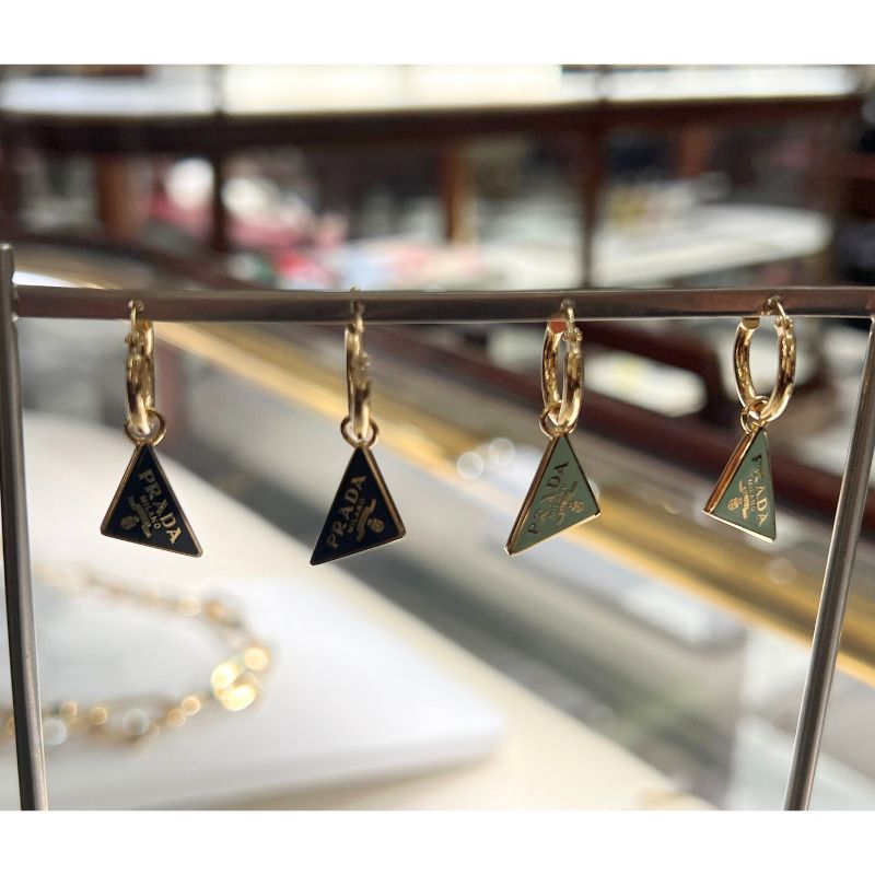 大人気 PRADA プラダ エナメルメタル ピアス トライアングルロゴ
