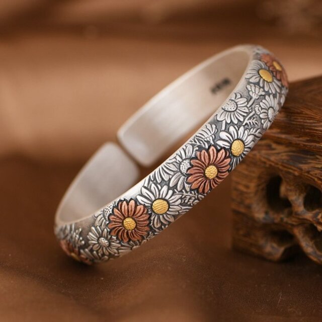 コスモスの花のバングル - 彫刻が美しく重厚感ある純銀アクセサリー