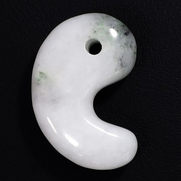 糸魚川翡翠 勾玉 4A級 縦約2.2cm 氷翡翠 アイスジェダイト 産地証明書