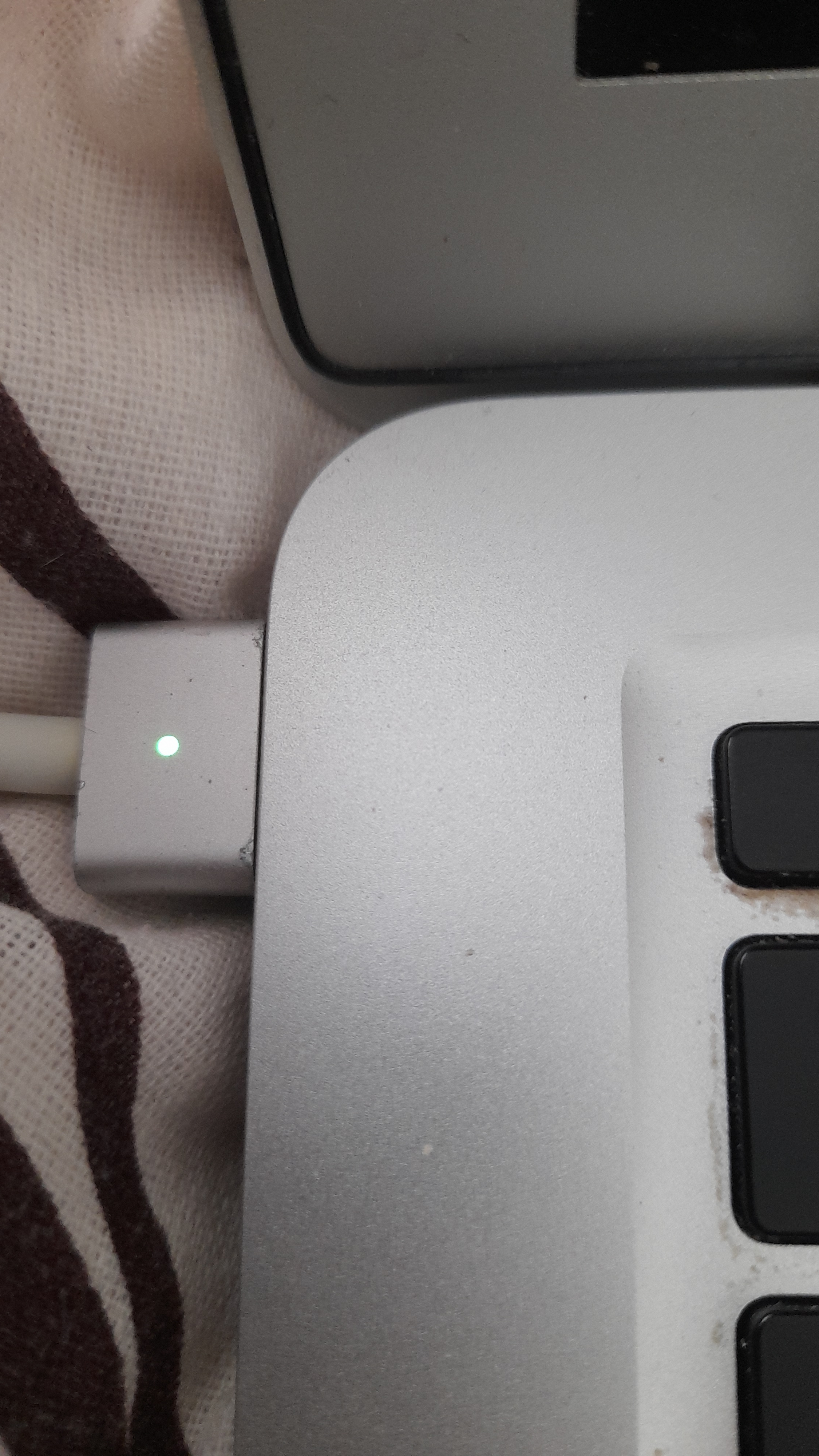 MacBook Air (2015年初期だったかな？たぶん) が起動しないんだよね