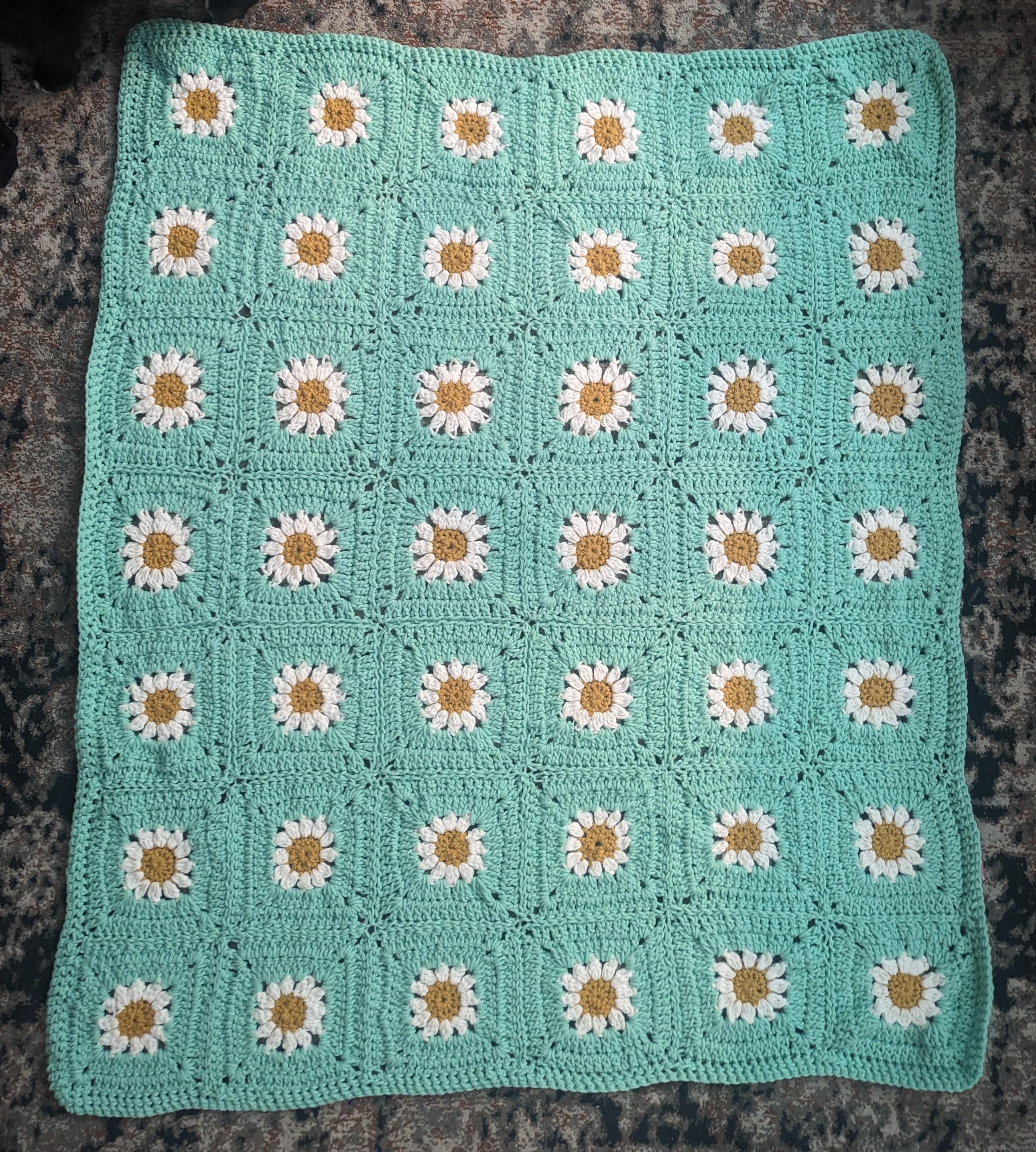 デイジー柄のグラニースクエアブランケット完成！ : r/crochet
