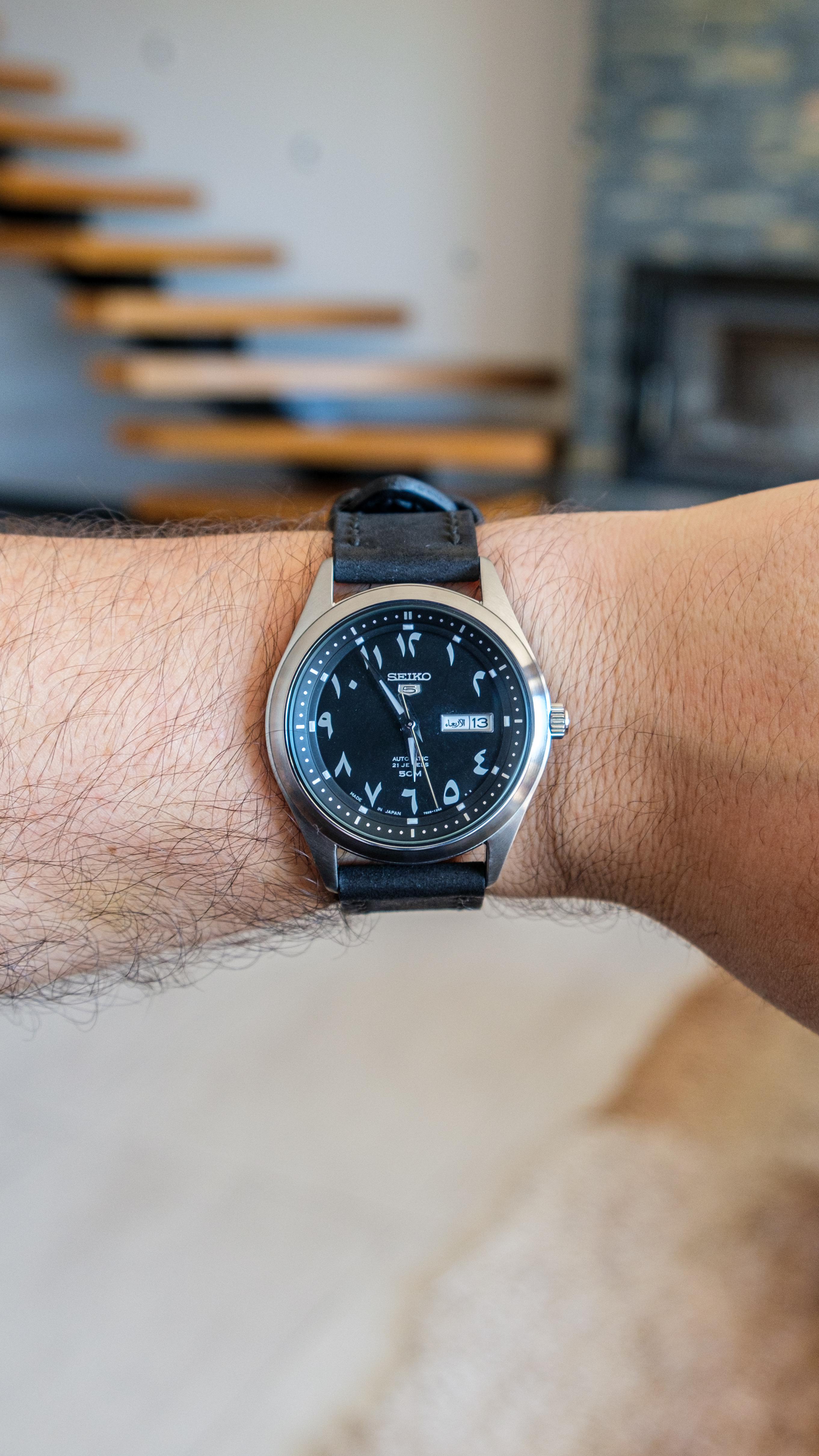 SEIKO] SNKP21J1 アラビア数字の文字盤と黒革ストラップ付き。 : r/Watches