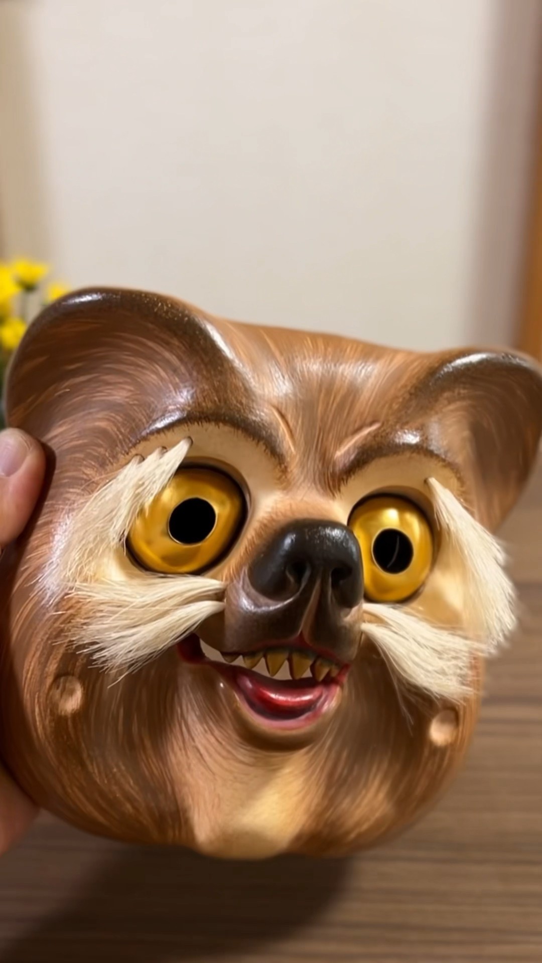 狸の顔 木製お面 伝統的装飾付き 狸の顔 木製お面 伝統的装飾付き mask