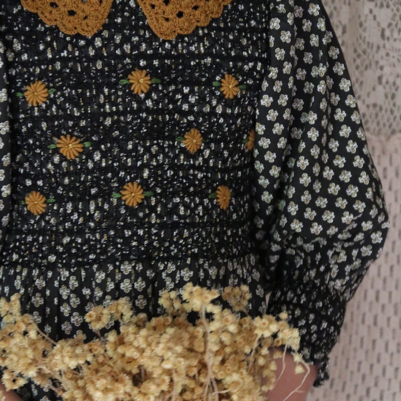 Bonjour Handsmock blouse with crochet collar p