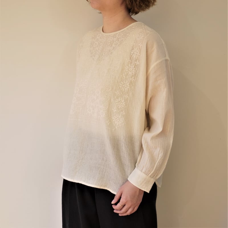 maison de soil／ボイルウール バックボタン刺繍ブラウス | Beignets O