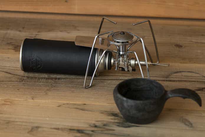新鋭ブランド「DVERG」がキャンプ場で映える大型クーラー＆ガス缶