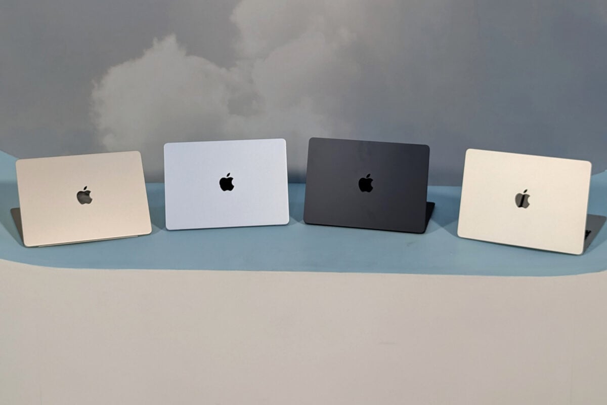 MacBook Air「スカイブルー」の実機画像が多数掲載〜光の当たり加減で