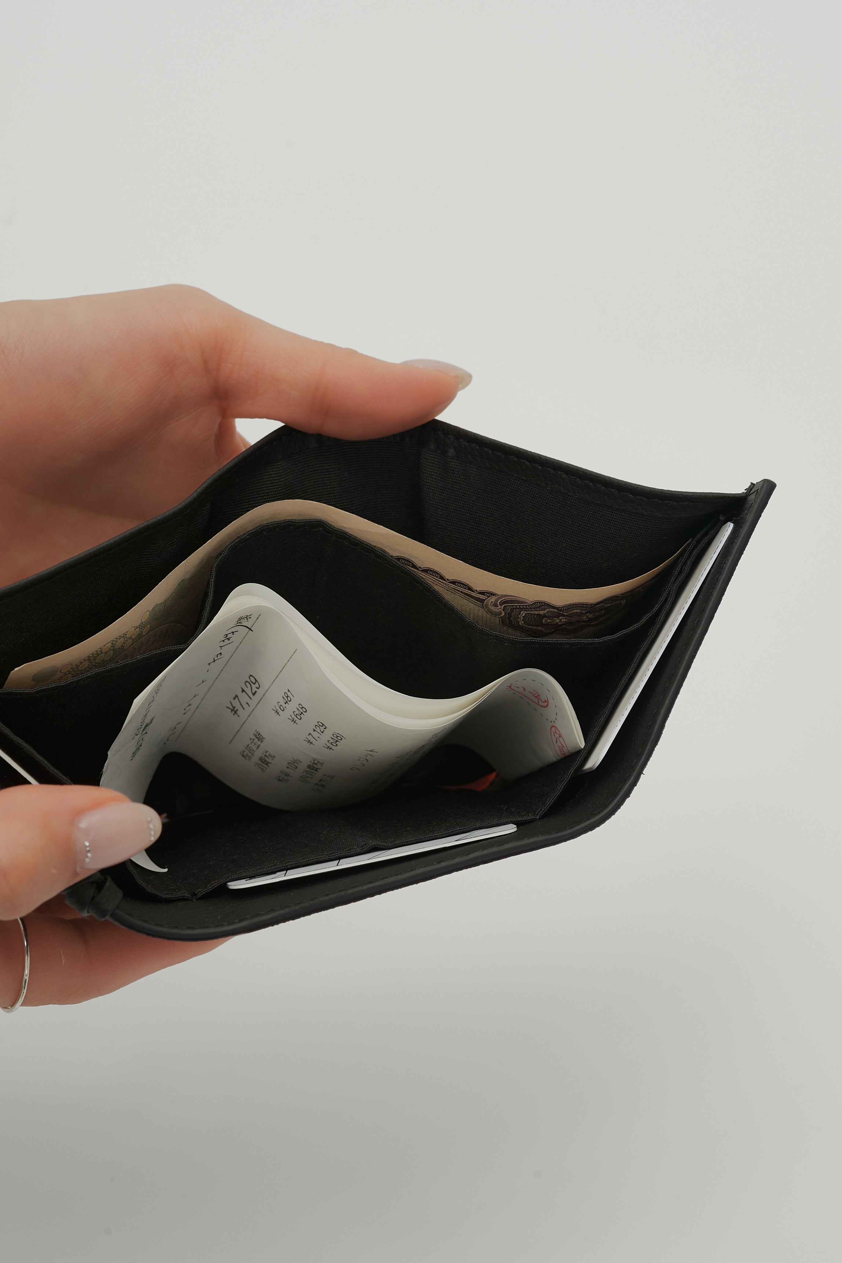 グレープレザー製コンパクトウォレット 「Grape Vine Wallet」 | LOVST
