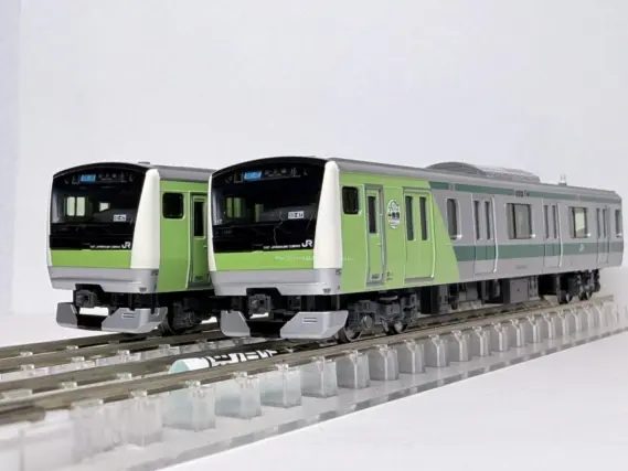 E233系7000番台 埼京線開業40周年記念ラッピング 先頭車（ハエ117編成