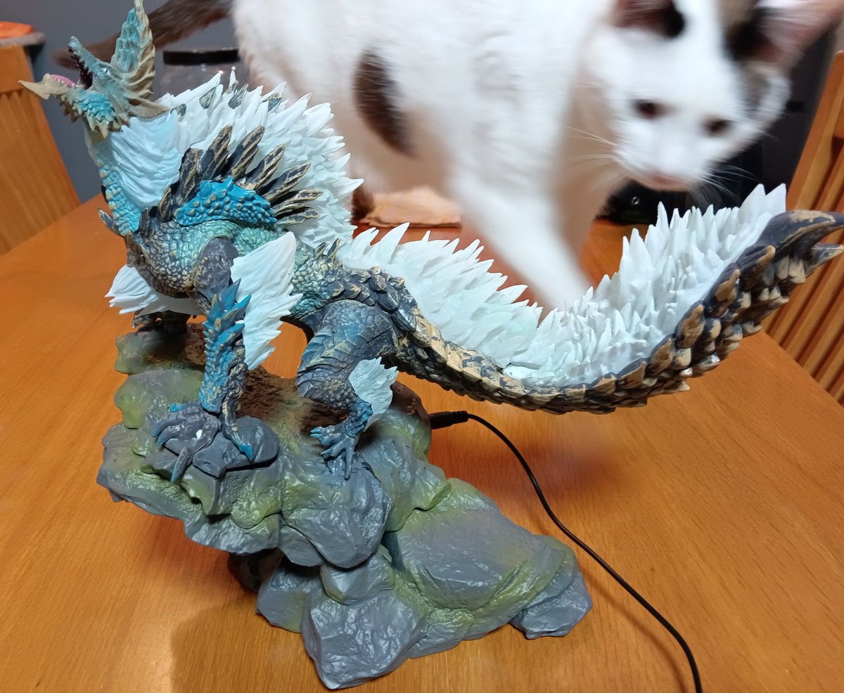 メルカリで買った海外製のジンオウガフィギュア届いてた😁 これLED内蔵