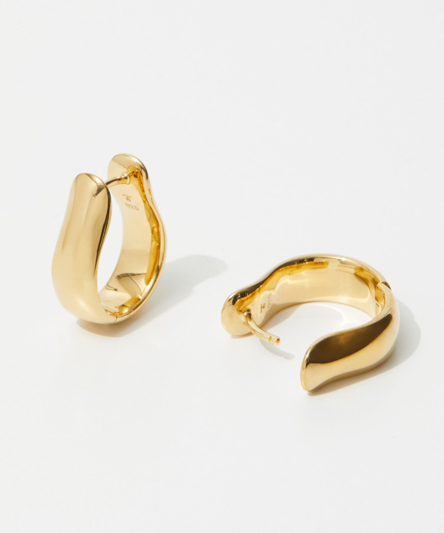 TOM WOOD（トムウッド） TOM WOOD Oyster Hoops Medium Gold