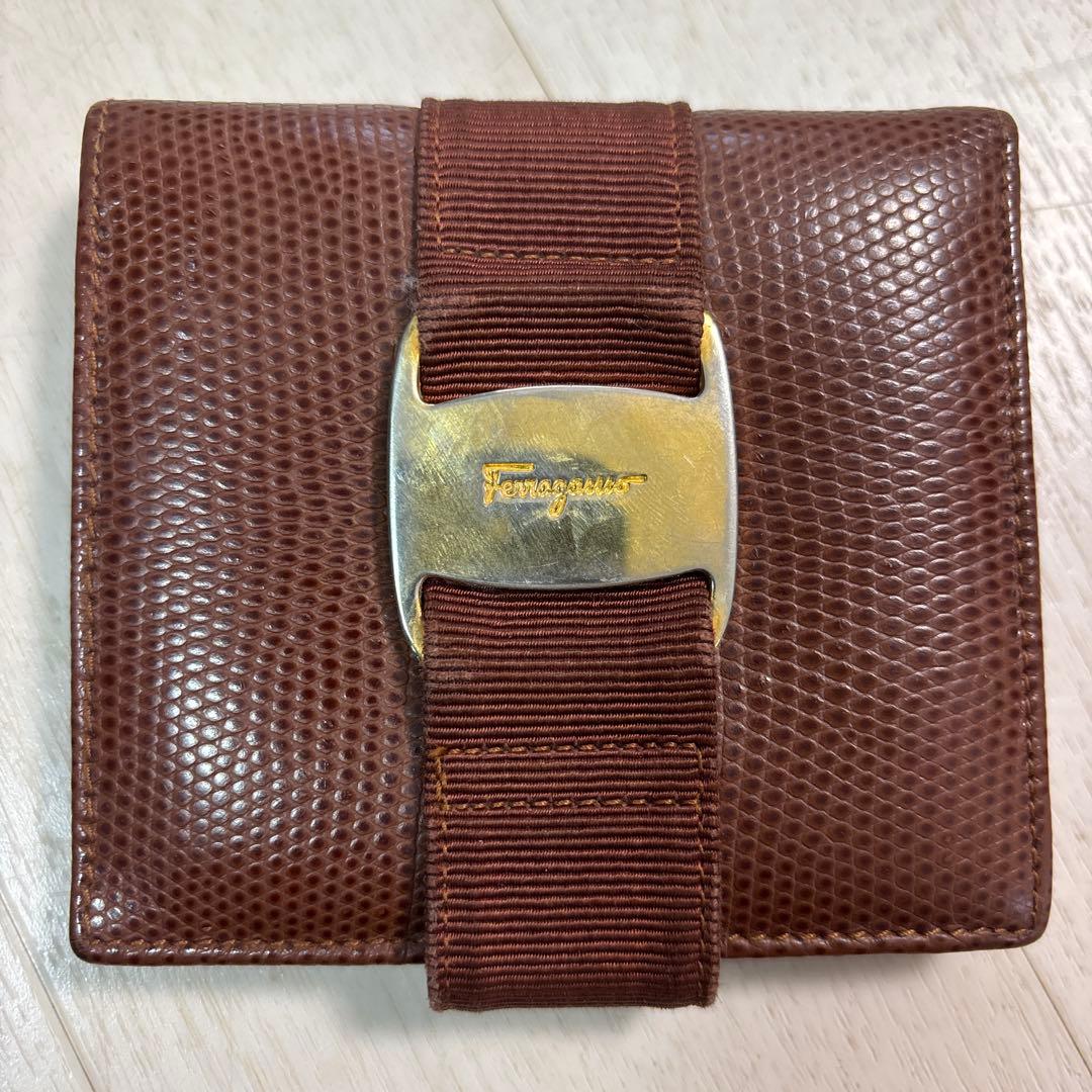 Salvatore Ferragamo ブラウン二つ折り財布 - メルカリ