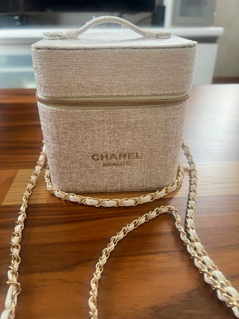 CHANEL ノベルティ バニティ ポーチ CHANEL ノベルティ バニティポーチ ツイード ラメ ホワイト - メルカリ