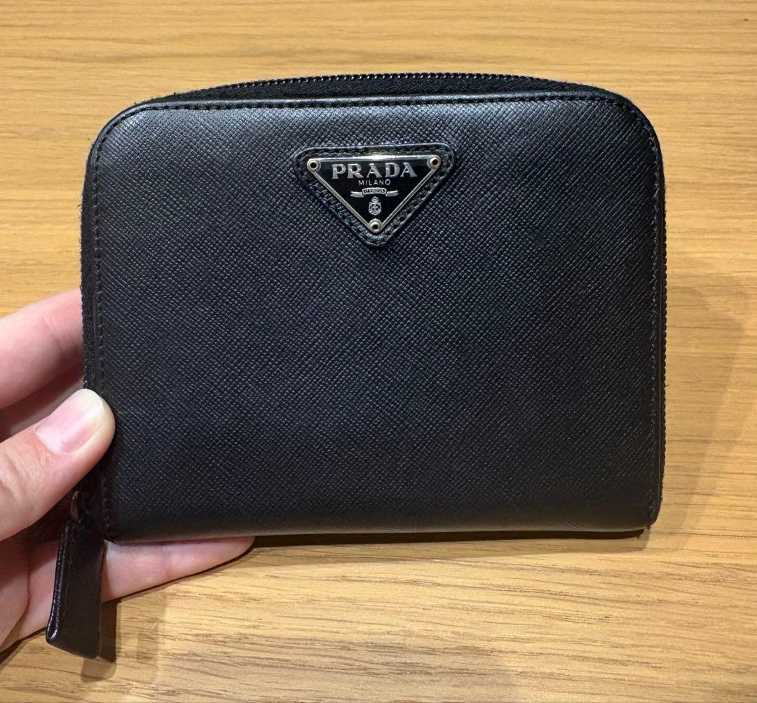 美品 プラダ 折り財布 サフィアーノレザー 三角ロゴ コンパクトジップ ブラック 楽天市場】PRADA プラダ 小銭入れ付き3つ折り財布三角ロゴプレート