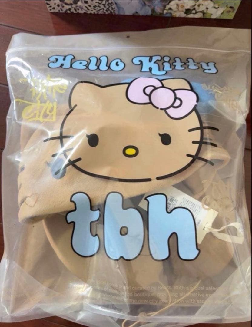 海外限定Hello Kitty x TBH ネックピロー - メルカリ