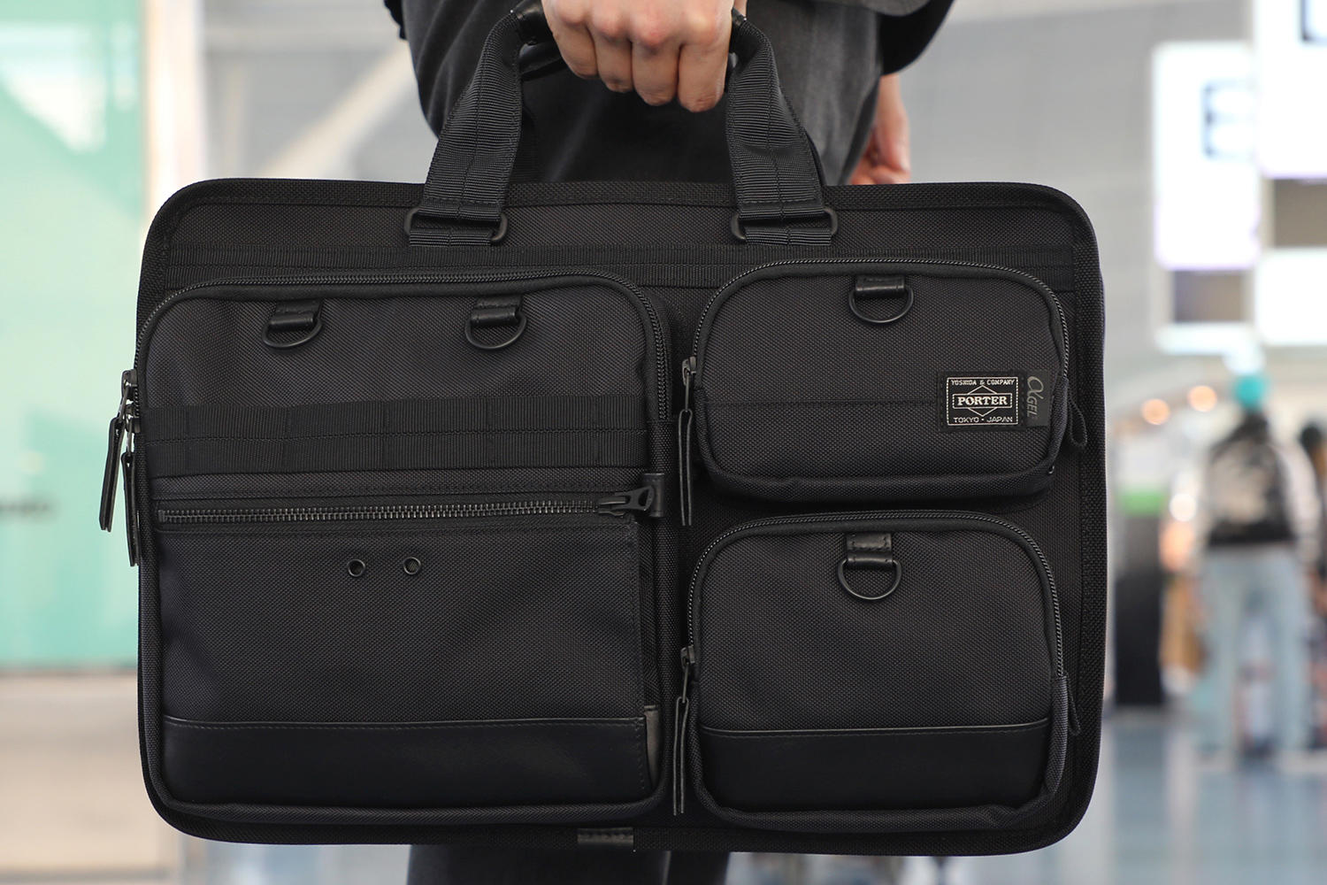 重い荷物がかつてなく手に優しい。握り心地を極めたPORTERのビジネス